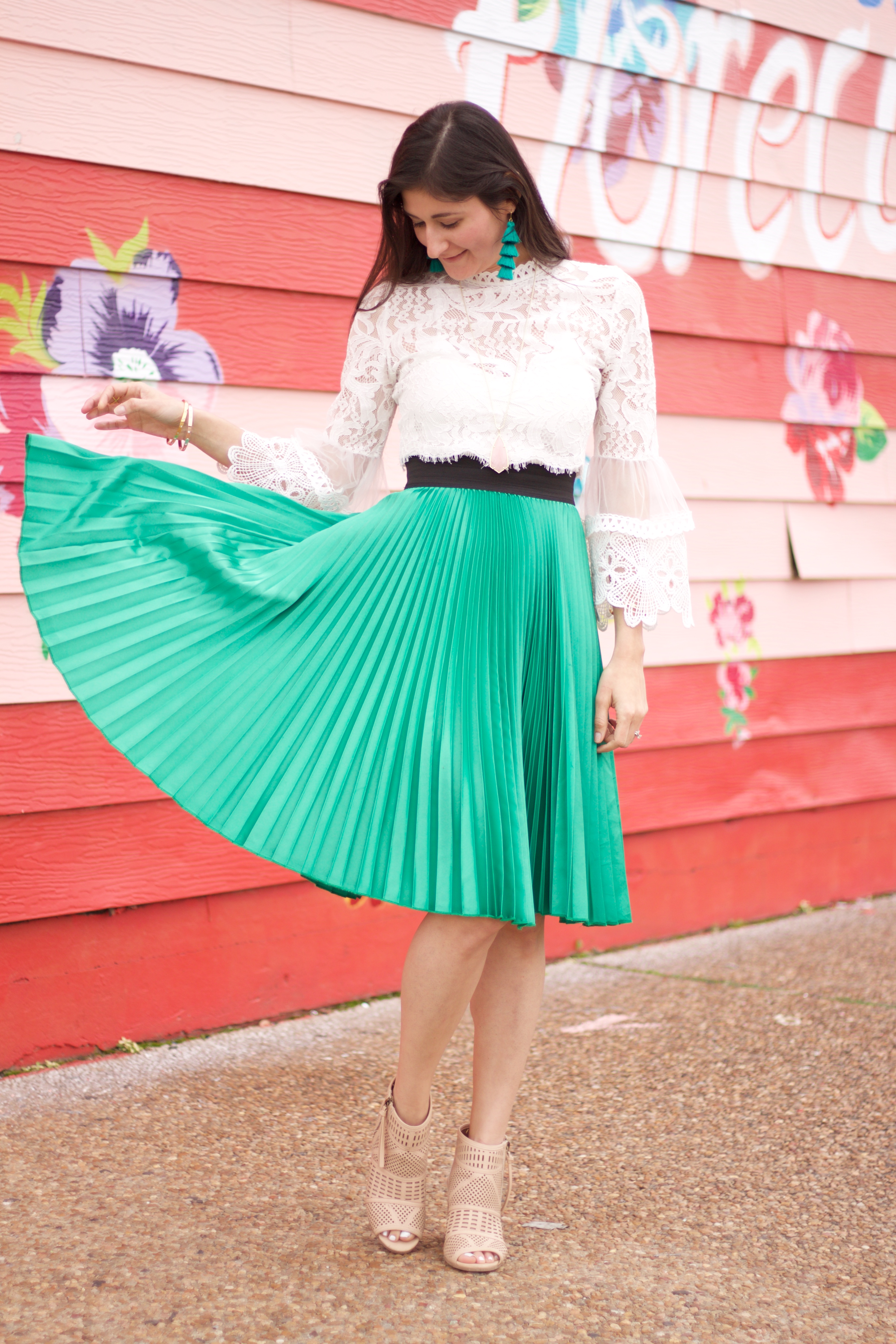 Pleated skirt for spring time worn by fashion blogger Jenni Metz
