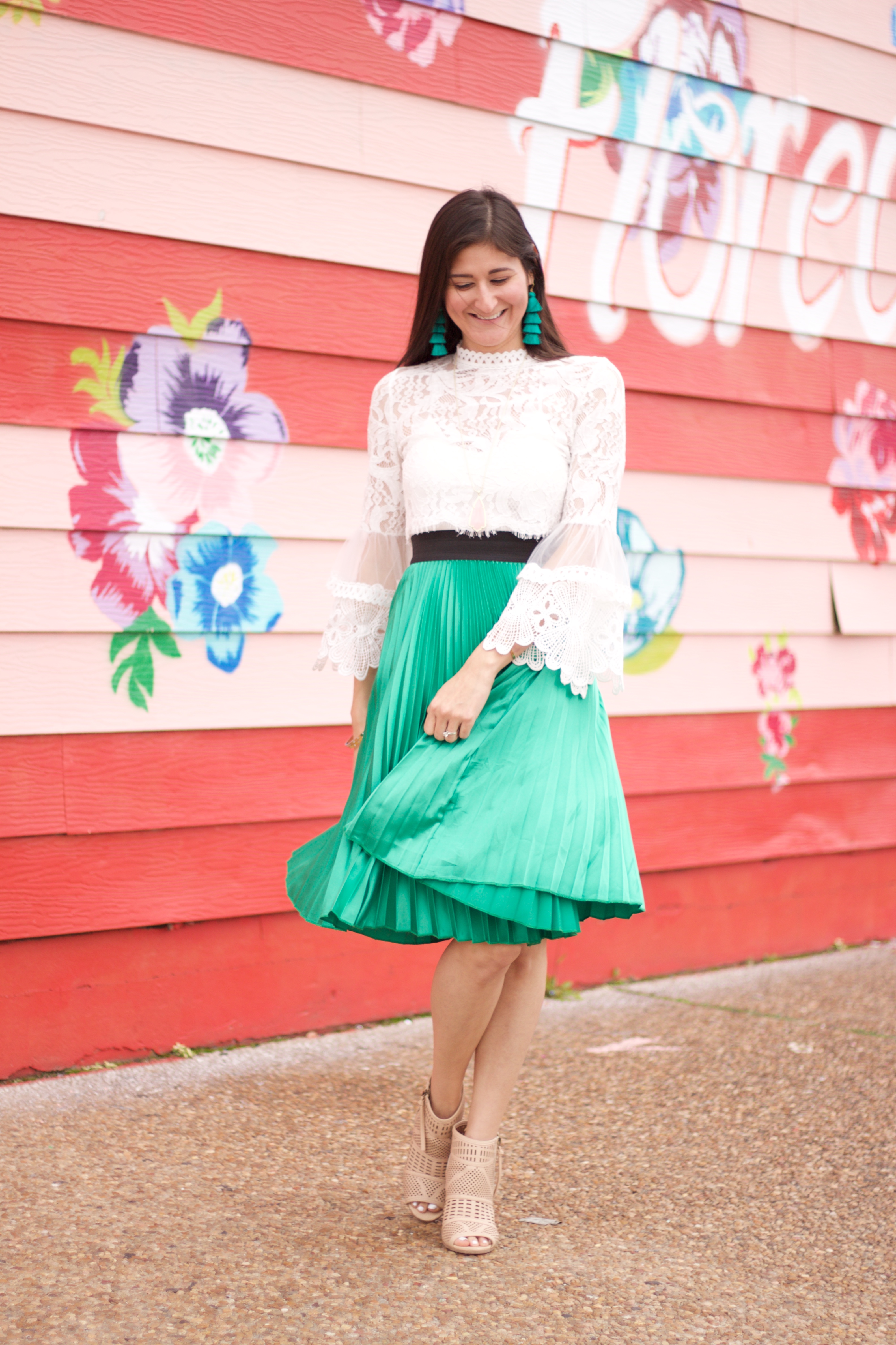 Fashion Blogger Jenni Metz wearing a green pleated skirt.