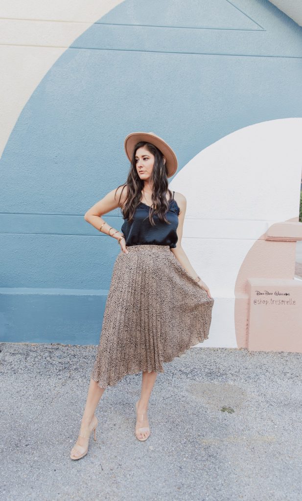 Blogger Jenni Metzler from The Fashionable Maven is wearing a Chicwish leopard skirt. 