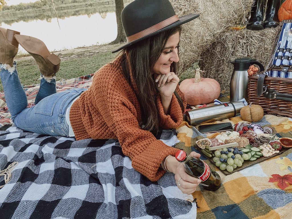Jennifer Metzler from The Fashionable Maven celebrate 9 year marriage with a fall inspired picnic.