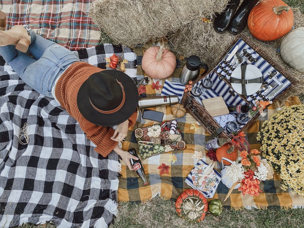 Jenni Metz of The Fashionable Maven celebrating her anniversary with fall inspired picnic for date night.