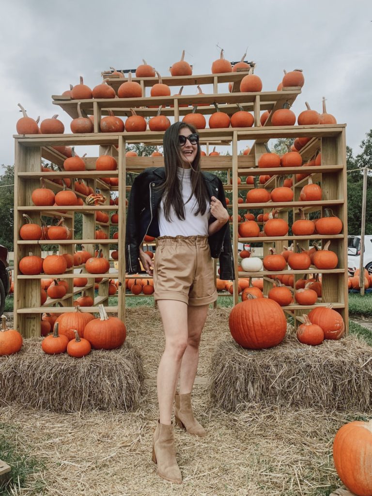Jenni Metz from The Fashionable Maven blog sharing fall outfit ideas for women in their 30s. 