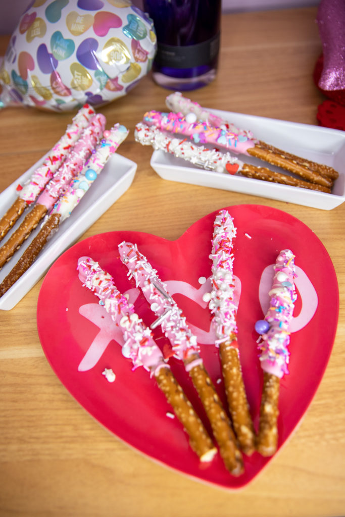 Easy and Cute Valentine's day snacks: Chocolate covered pretzels