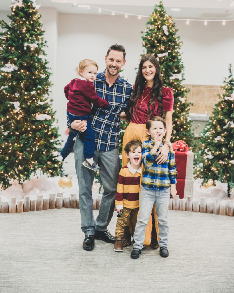 Holiday-Themed Family Picture Outfits - Merrick's Art